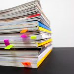 une pile de livres avec des marques pages