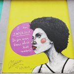 peinture murale : une personne avec un texte anglais indiquant je suis une personne intersexe, ais tu au moins ce que cela signifie ?