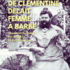 Couverture du livre "Mémoires de Clémentine Delait, femme à barbe" La photo de couverture en noir et blanc représente Clémentine Delait assise dans son jardin devant une table avec un livre ouvert. Elle porte une longue robe, un chignon haut, une barbe qui lui arrive jusqu'aux clavicules et un sourire en coin. Elle a un perroquet que son épaule, qui tourne le dos à l'objectif.