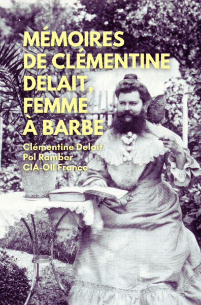 Couverture du livre "Mémoires de Clémentine Delait, femme à barbe" La photo de couverture en noir et blanc représente Clémentine Delait assise dans son jardin devant une table avec un livre ouvert. Elle porte une longue robe, un chignon haut, une barbe qui lui arrive jusqu'aux clavicules et un sourire en coin. Elle a un perroquet que son épaule, qui tourne le dos à l'objectif.